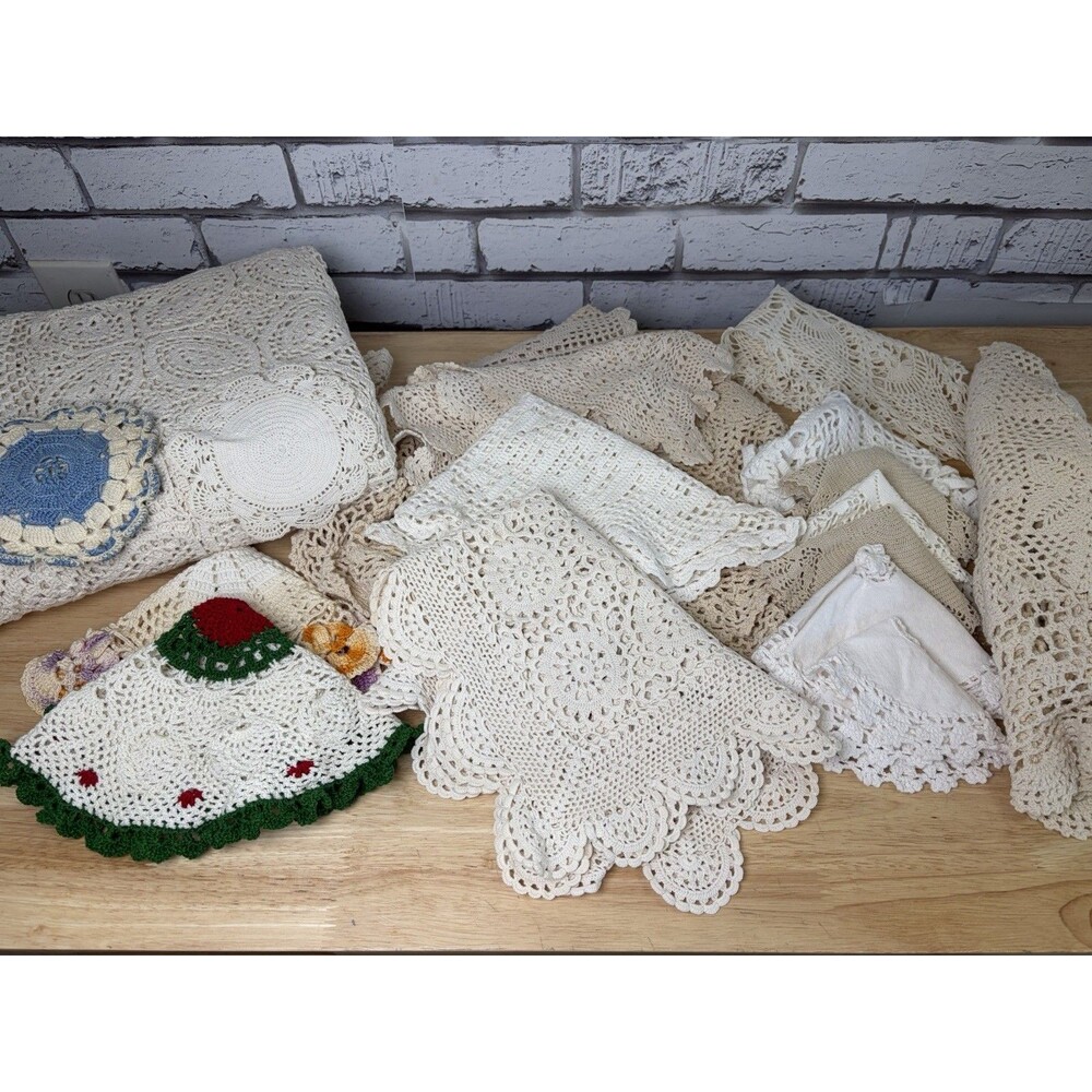 18 Doilies Table Cloths Runners Crochet Random Sizes/shapes Vintage Near Mint